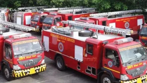 ప్రాణాలకు తెగించి ఫైర్‌మెన్‌ సేవలు
