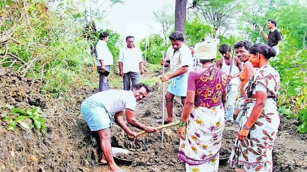 ఉపాధి నిధుల్లో మూడో వంతు పంచాయతీలకే  