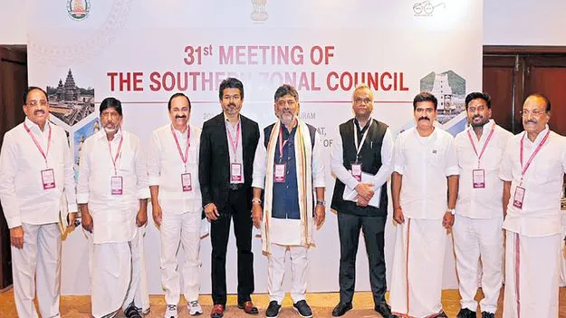 నీటి ప్రాజెక్టులకు నిధులివ్వండి