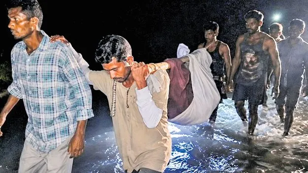 డోలీలో మృతదేహం తరలింపు