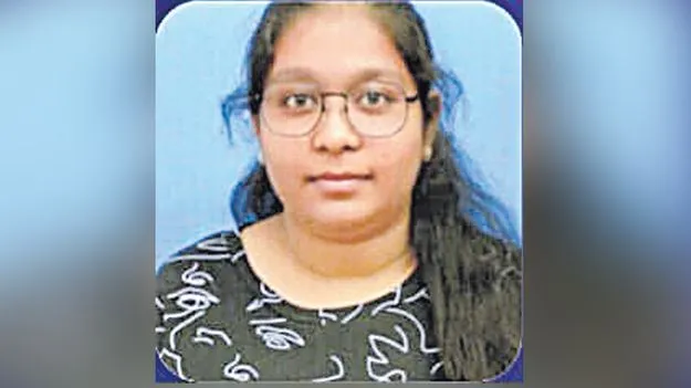 అక్కాచెల్లెళ్లను ఢీకొట్టిన కారు! 