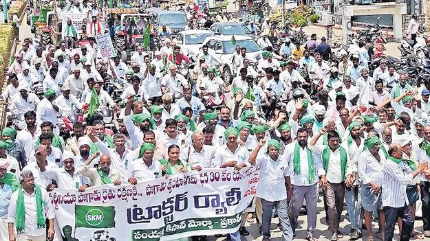  రైతులు ట్రాక్టర్లతో భారీ ర్యాలీ
