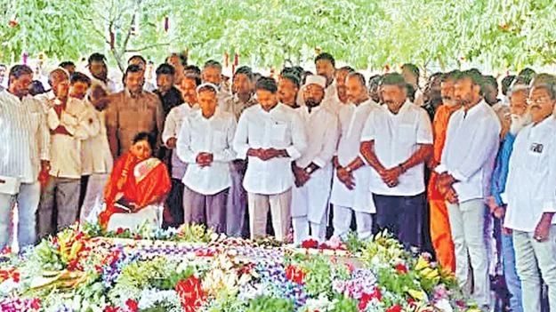 వైఎస్‌కు జగన్‌, షర్మిల వేర్వేరుగా నివాళి