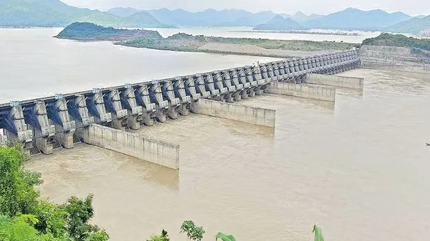 ఆలమట్టికి కొనసాగుతున్న వరద