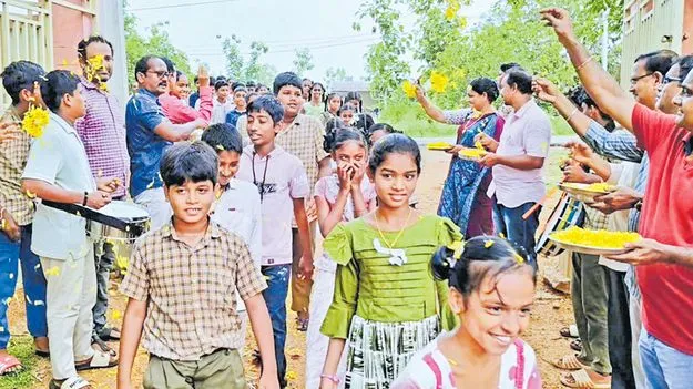సర్కారు బడికెళ్దాం!