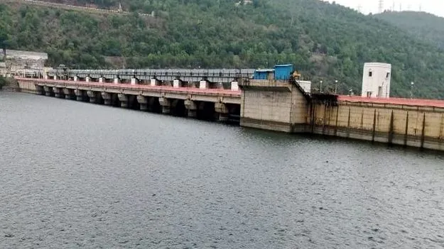 శ్రీశైలానికి తగ్గిన వరద