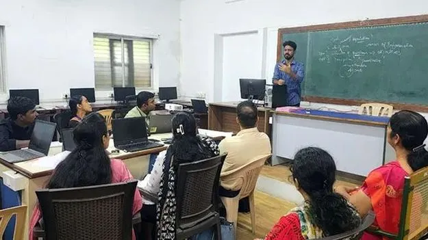 వర్సిటీ పోస్టులకు గడువు పొడిగింపు