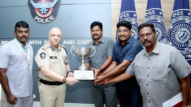 పోలీసు పతక విజేతలకు డీజీపీ ప్రశంస