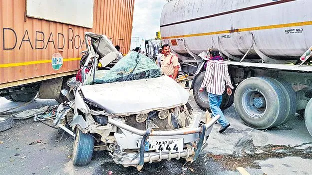 కంటైనర్‌, ట్యాంకర్‌ మధ్య నలిగిన కారు