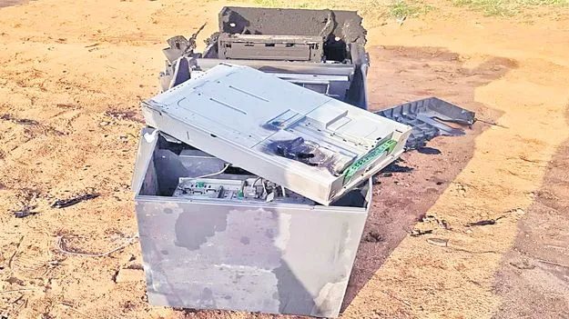 ఏటీఎంను ఎత్తుకుపోయారు