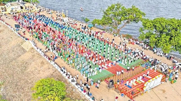 ఆహ్లాదభరితంగా యోగా!