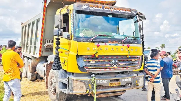 హాజరు ఫొటో కోసం వెళితే ప్రాణాలే పోయాయి