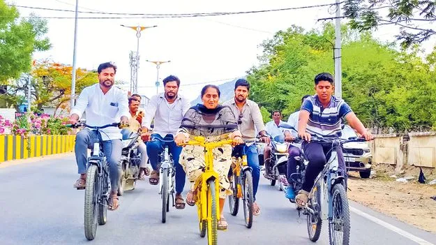 సైకిల్‌ తొక్కుతూ రైల్వేస్టేషన్‌కు..