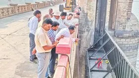 శరవేగంగా తుంగభద్ర గేట్ల ఏర్పాటు 