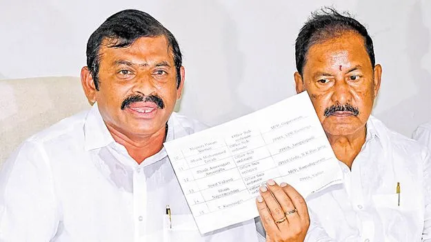 నిరుద్యోగులపై వైసీపీ గొడ్డలి పోటు 