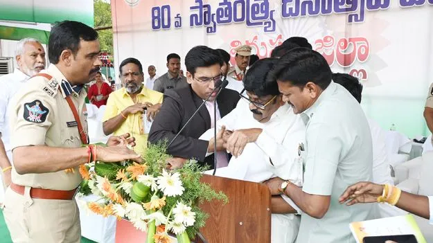 స్వాతంత్య్ర దినోత్సవంలో మంత్రి ఆనంకు స్వల్ప అస్వస్థత