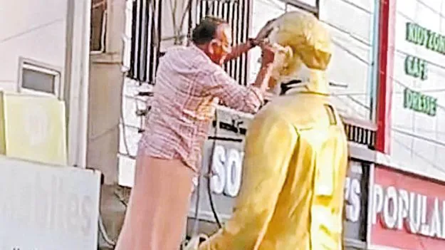 వైఎస్‌ విగ్రహ ధ్వంసంపై హైడ్రామా!