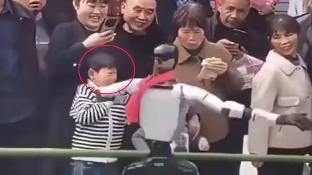 డ్యాన్స్ చేస్తూ పిల్లాడి మూతి పగులగొట్టిన రోబో 