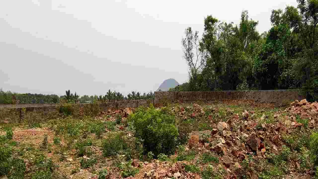 విశాఖలో రఘురామ స్థలం ఆక్రమణ