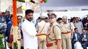 ఉత్తమ ప్రతిభ కనబరిచిన పోలీసులకు పతకాలు