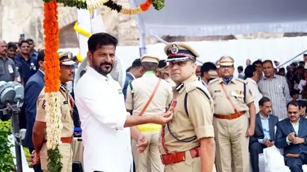 ఉత్తమ ప్రతిభ కనబరిచిన పోలీసులకు పతకాలు