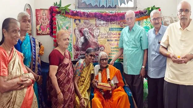 ఘనంగా శతాధిక వృద్ధురాలి జన్మదినోత్సవం