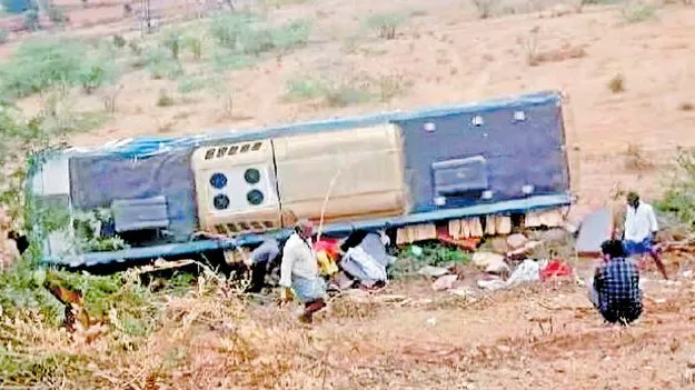 ప్రైవేట్‌ ట్రావెల్స్‌ బస్సు బోల్తా