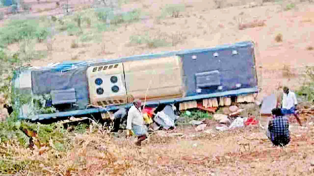 ప్రైవేట్‌ ట్రావెల్స్‌ బస్సు బోల్తా