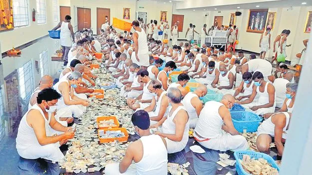 ముడుపులన్నీ ముకుందుడికే!