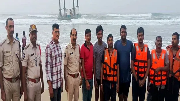సముద్రంలో చిక్కుకున్న సాయిల్‌ టెస్ట్‌ నిపుణులు