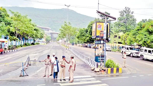 అల్లు అర్జున్‌ పర్యటనలో పోలీసుల అతి!