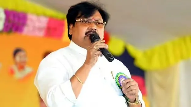 కాపులను రెచ్చగొట్టేందుకే సాయికృష్ణ కేసుపై జగన్‌ మొసలి కన్నీరు: వర్ల రామయ్య