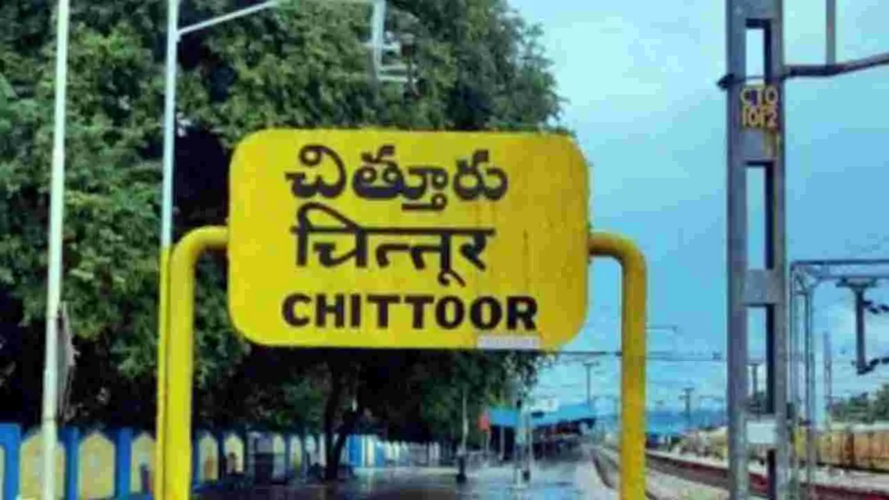 రీల్స్‌ చూస్తూ విధుల్లో నిర్లక్ష్యం