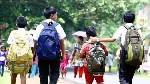 ఎస్‌ఎంసీ కమిటీ చైర్మన్‌ జెండా ఆవిష్కరించాలి