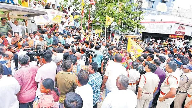 బెజవాడలో బాహాబాహీ!