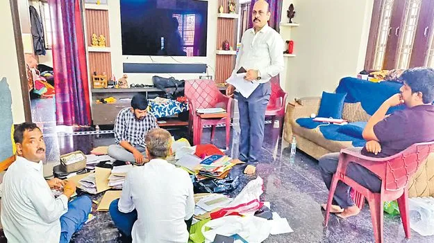 కళ్లు చెదిరే భవనాలు.. ఖరీదైన స్థలాలు
