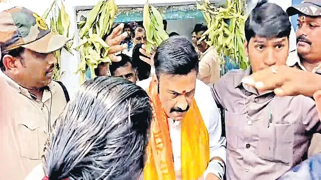 ఆకివీడులో హైటెన్షన్‌!