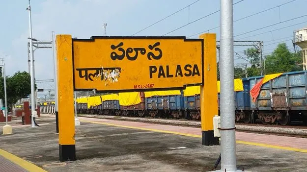 రైలు కింద పడి ఇద్దరు పిల్లలతో తల్లి ఆత్మహత్య