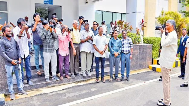 ఫొటో జర్నలిస్టుగా సీఎం