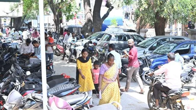  జిల్లా ఆసుపత్రిలో పార్కింగ్‌ పాట్లు   