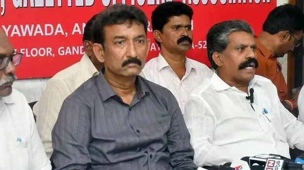 మా ఇబ్బందులు పట్టించుకోండి!
