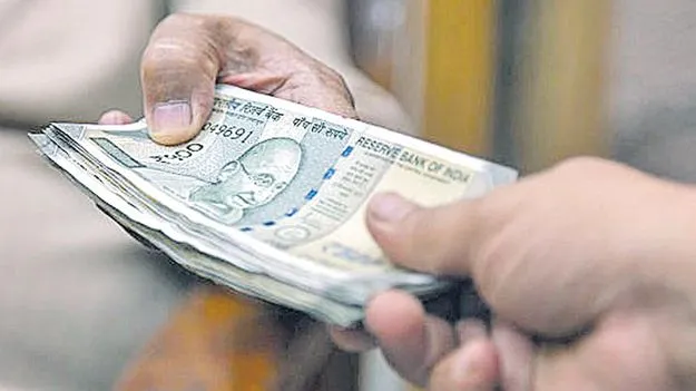 రూ.7 కోట్ల బోనస్‌ కోసం 15 లక్షలు లంచం