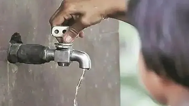 ఆర్‌డబ్ల్యూఎస్‌ కాంట్రాక్టర్ల నిరవధిక ఆందోళన 