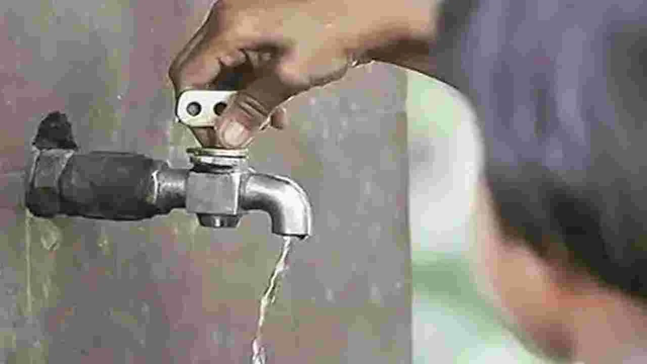 ఆర్‌డబ్ల్యూఎస్‌ కాంట్రాక్టర్ల నిరవధిక ఆందోళన