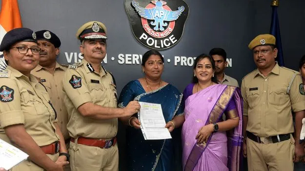 హోంగార్డులకు ఆరోగ్య బీమా: మంత్రి అనిత