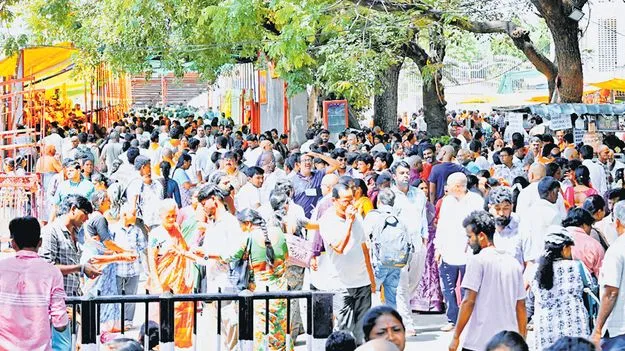 కిక్కిరిసిన తిరుమల