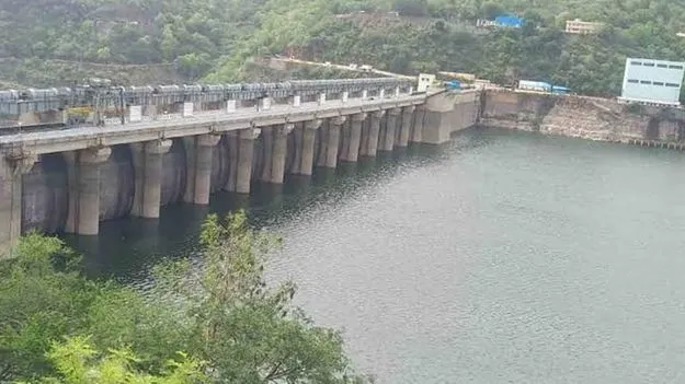 శ్రీశైలంలో తగ్గిన నీటిమట్టం