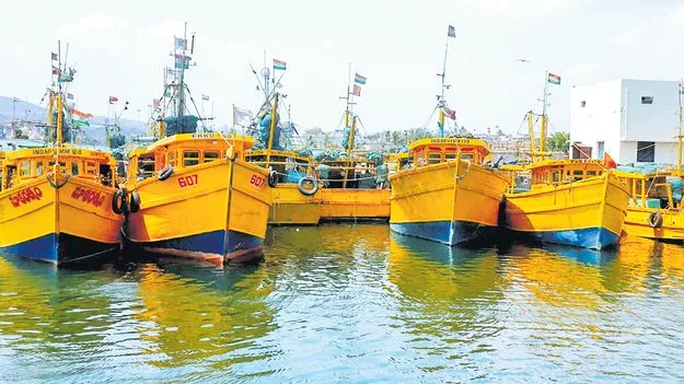మత్స్యకారుల బోట్లకు రంగు మార్పు! 
