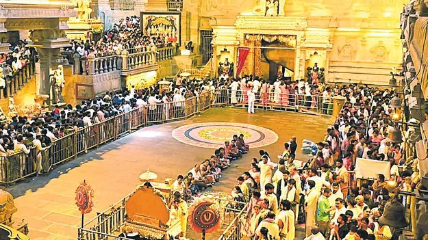 భక్తజనసంద్రంగా యాదగిరిగుట్ట