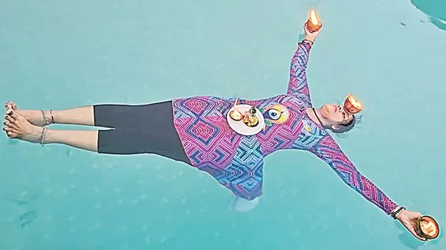 నీటిపై గంటలో 30 యోగాసనాలు
